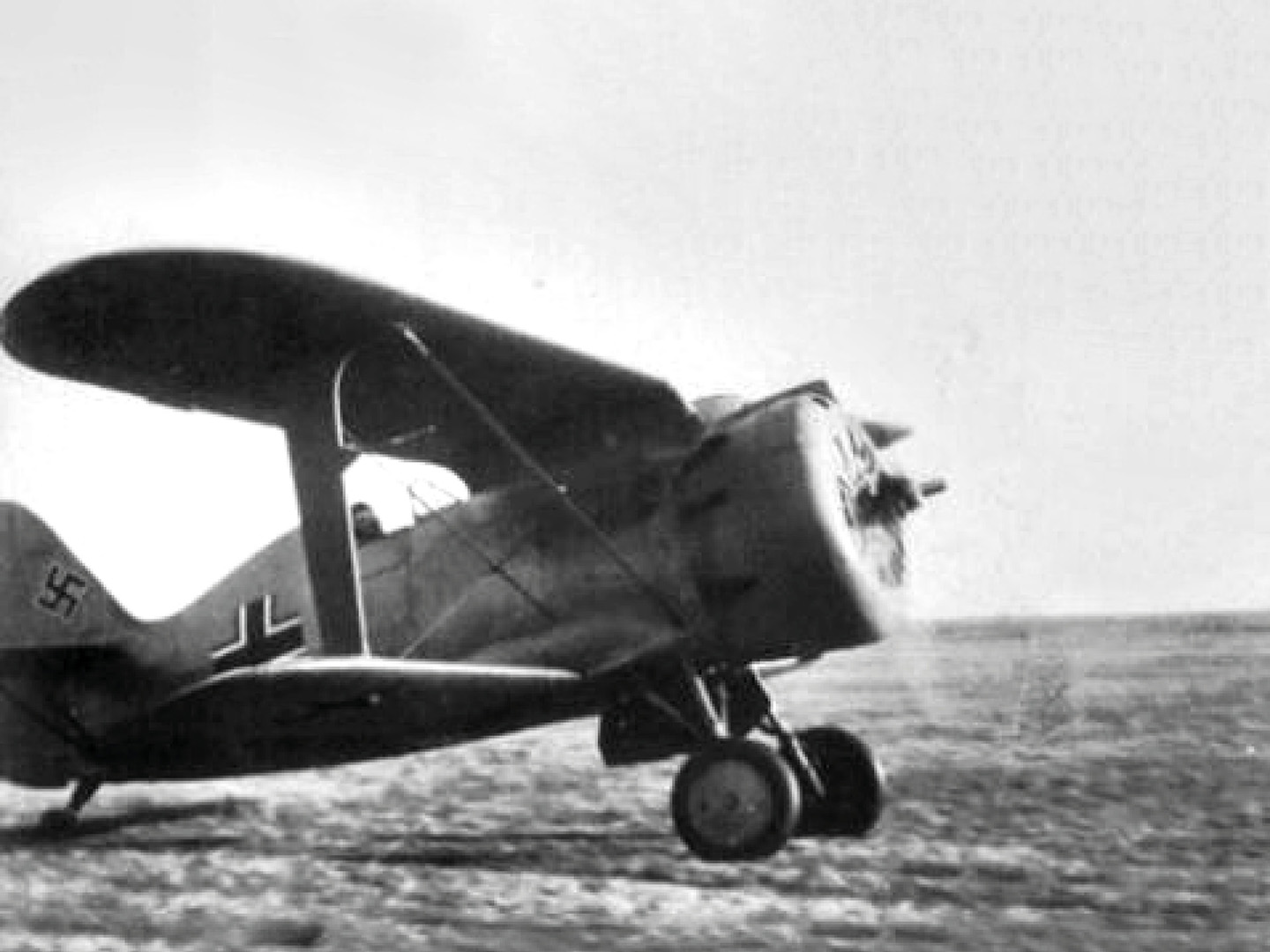 ICM48094 - I-153 with Luftwaffe Pilots and Ground Personnel